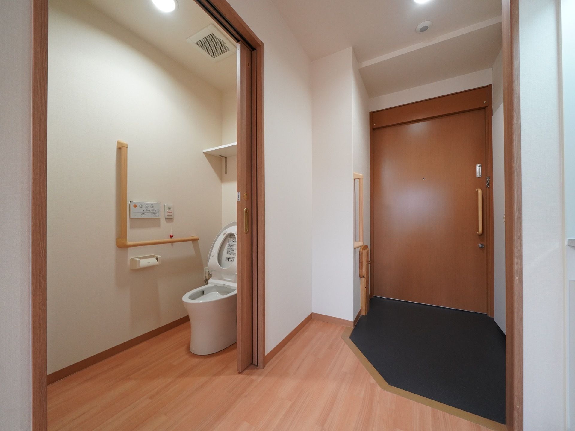段差のないバリアフリーの造りで、トイレや居室のドアは引き戸式になっている。トイレには手すりが取りつけてある。