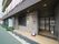 灰色の外壁で、マンションのような外観の施設である。入り口前にはインターホンがあり、施設内のスタッフと連絡を取ることができる。