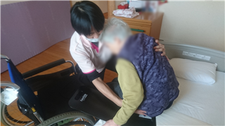 優しい介助の場面
