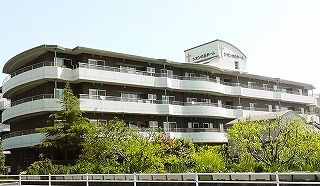 緑に囲まれた建物外観