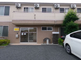 平和な住宅街の施設前
