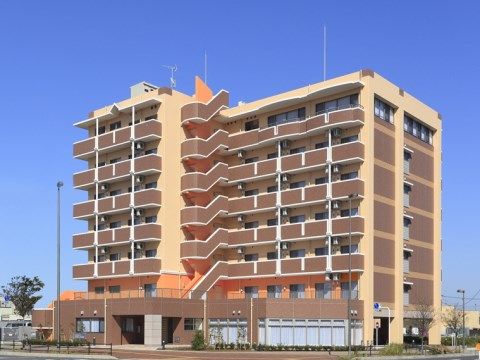 施設は高級分譲マンションのような外観で、オレンジとブラウンの外装が印象的。駅からも徒歩圏内なので、来訪しやすい環境である。