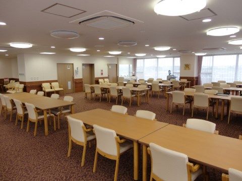 広々とした食堂は、スペース活用のため食事時以外は機能訓練室として使用されている。窓からの美しい景色を楽しみながら、楽しく訓練が行える。