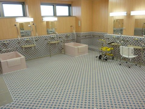浴室は窓から日が良く入り、明るく清潔感がある。洗い場の位置が高いので、シャワーチェアーに座りながら簡単に使用することができる。
