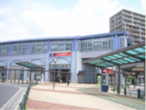 施設から最寄り駅までは徒歩圏内なので、外出する際に便利である。駅周辺は店が多数あるので、買い物に困ることもない。