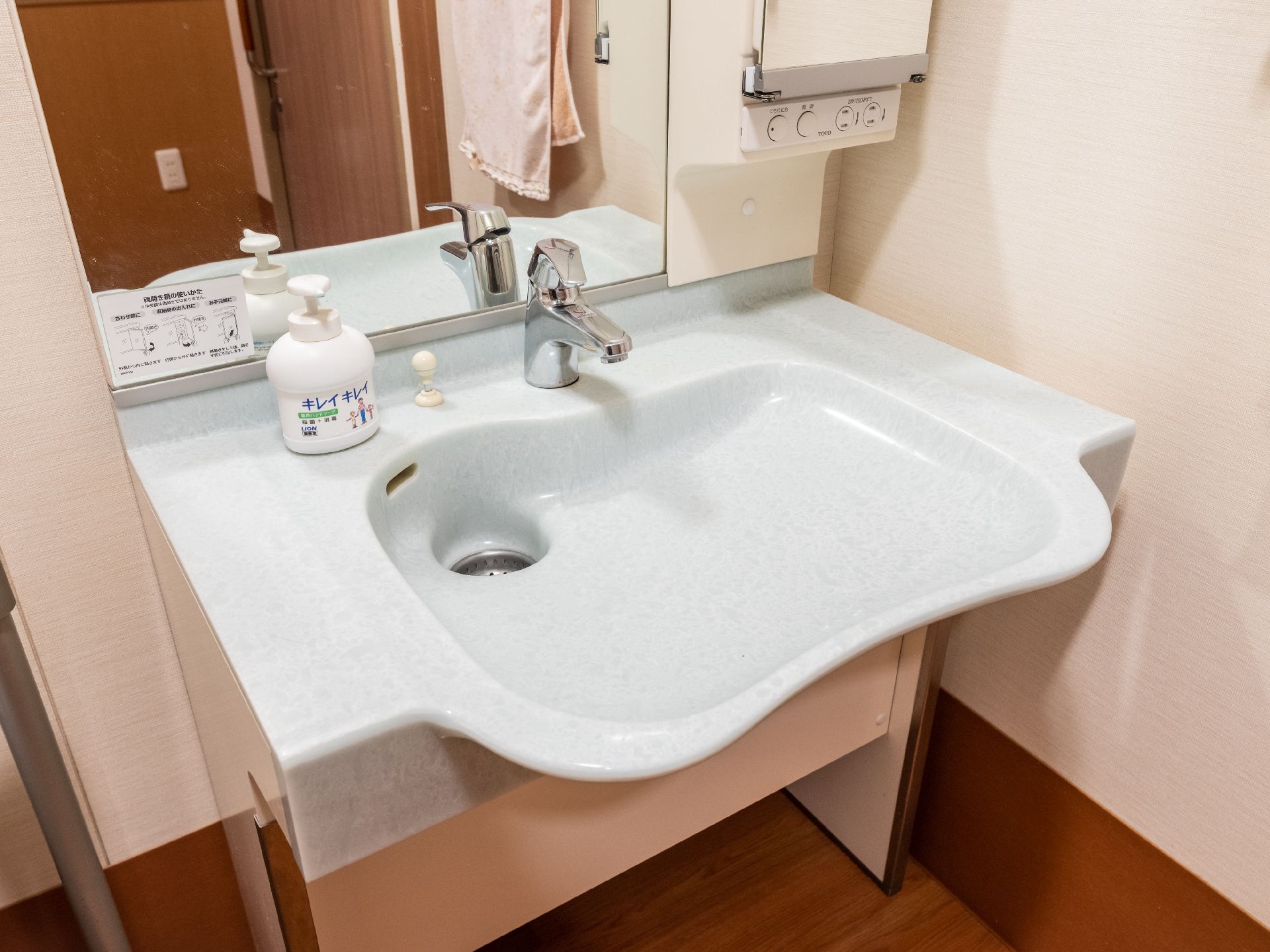 トイレの横に設置され、椅子に座った状態で利用できる洗面台
