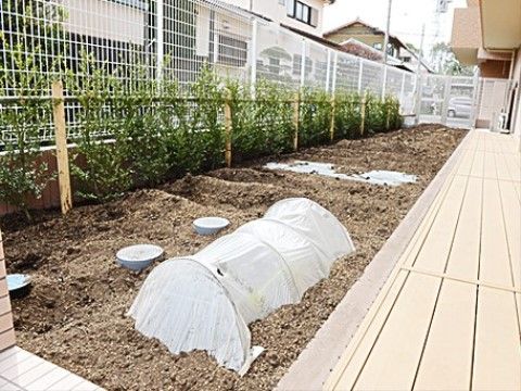 デッキの先のスペースを利用した、まだ何も植えていない菜園