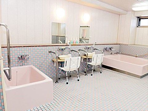 清潔感のあるタイル張りの浴室である。ユニットバスと身体を洗うスペースがそれぞれ２ヶ所完備されている。