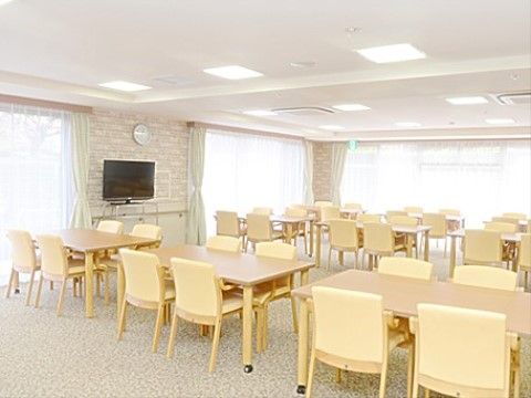 明るくゆとりのある食堂である。バリアフリー仕様なので、車椅子をご利用の方でもストレスなく乗り入れができる。