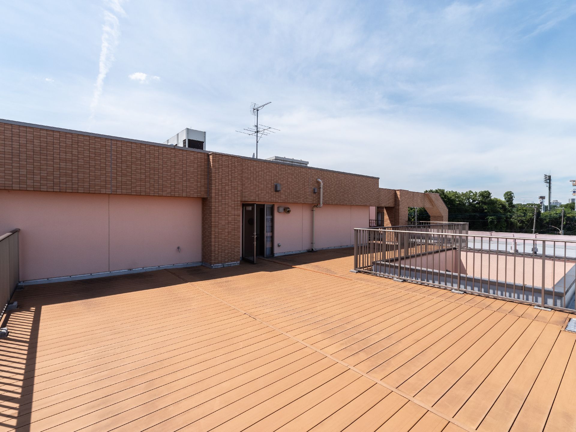 見渡しの良い４階建ての屋上から眺める景色