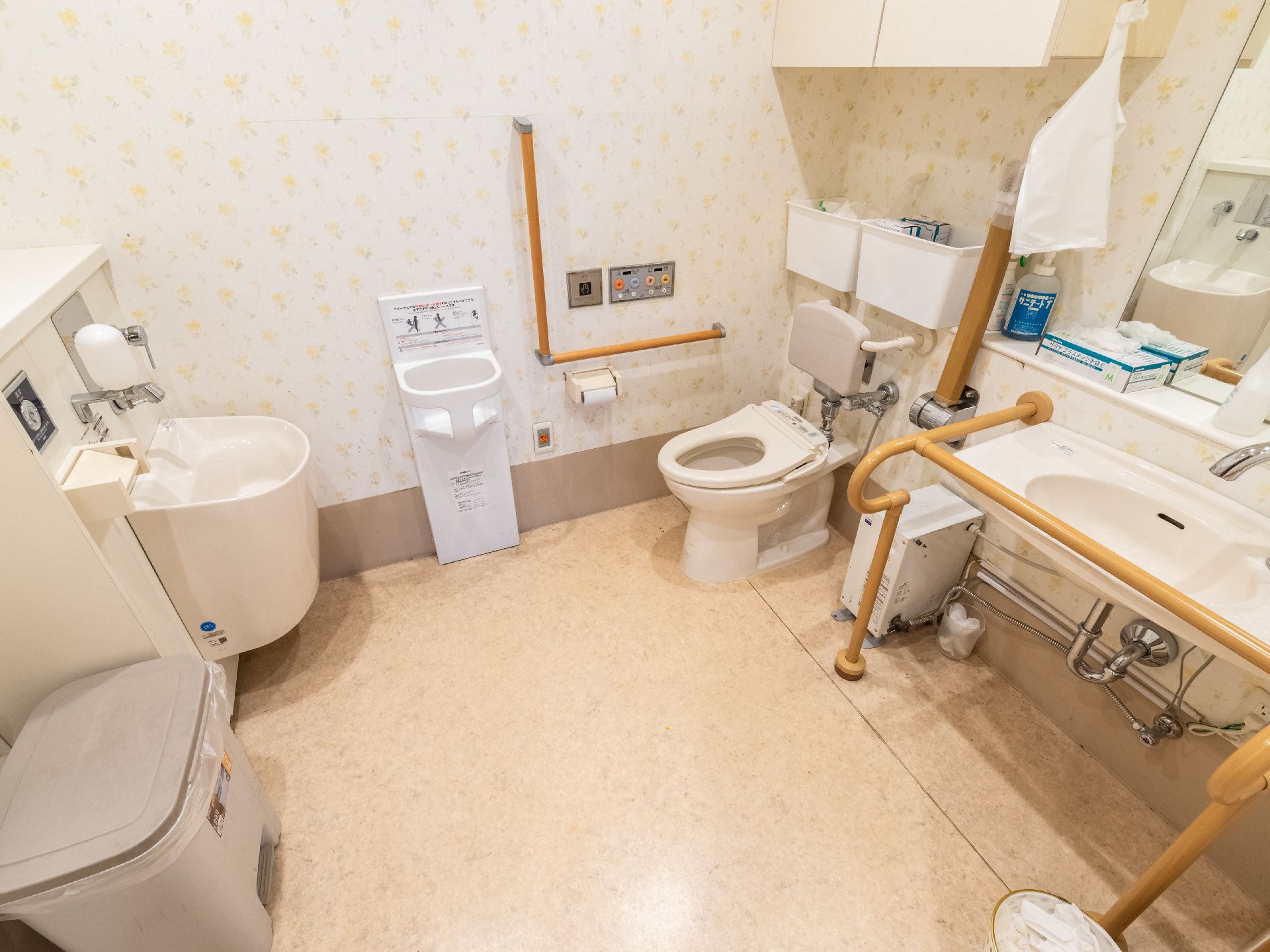 立ち座りの際に掴まりながら利用いただけるトイレの手すり
