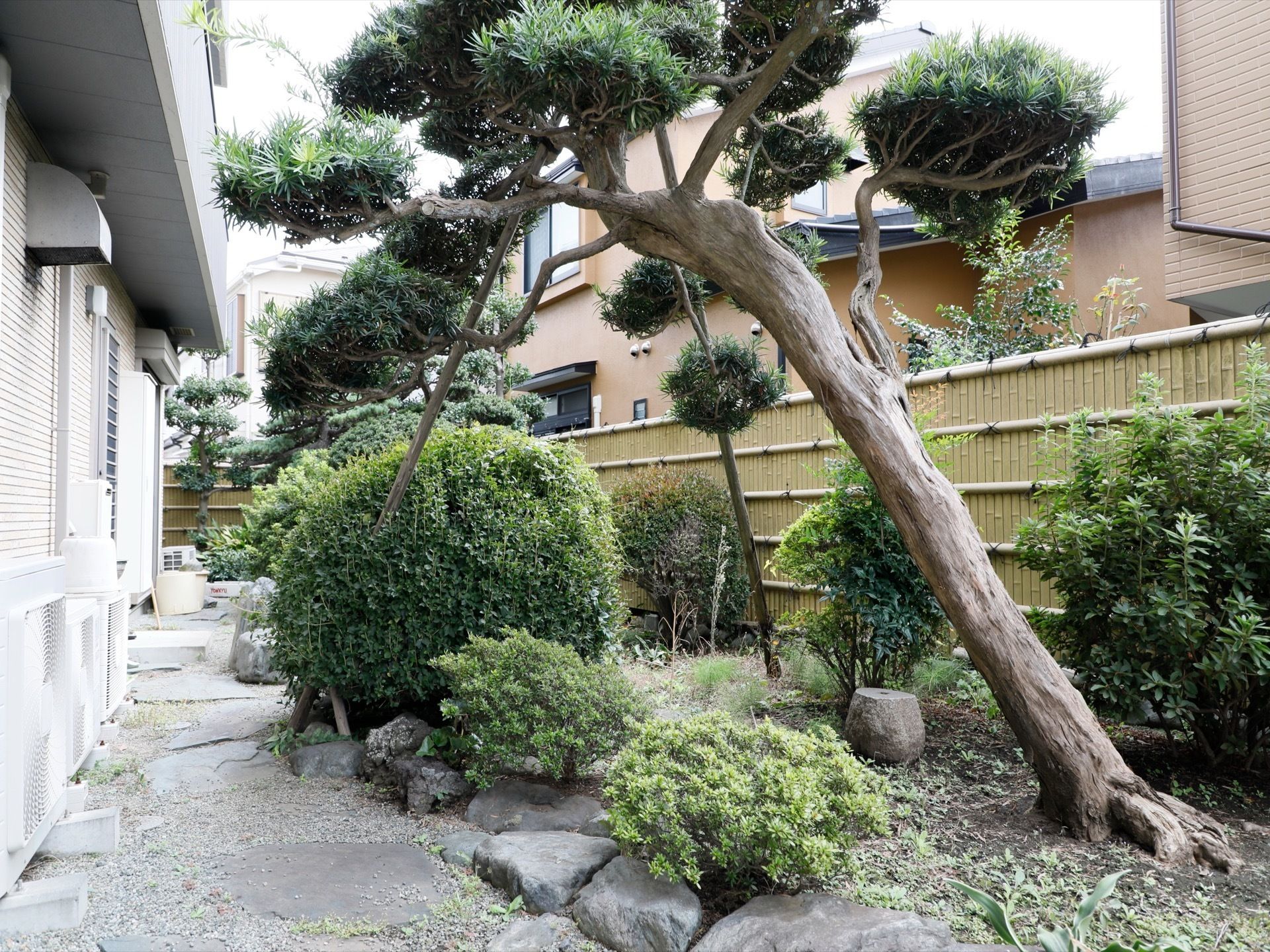 施設内に庭が用意されており、複数の緑が植えられている。非常に心を落ち着けるものであり、見た目にも優しい印象を与えている。