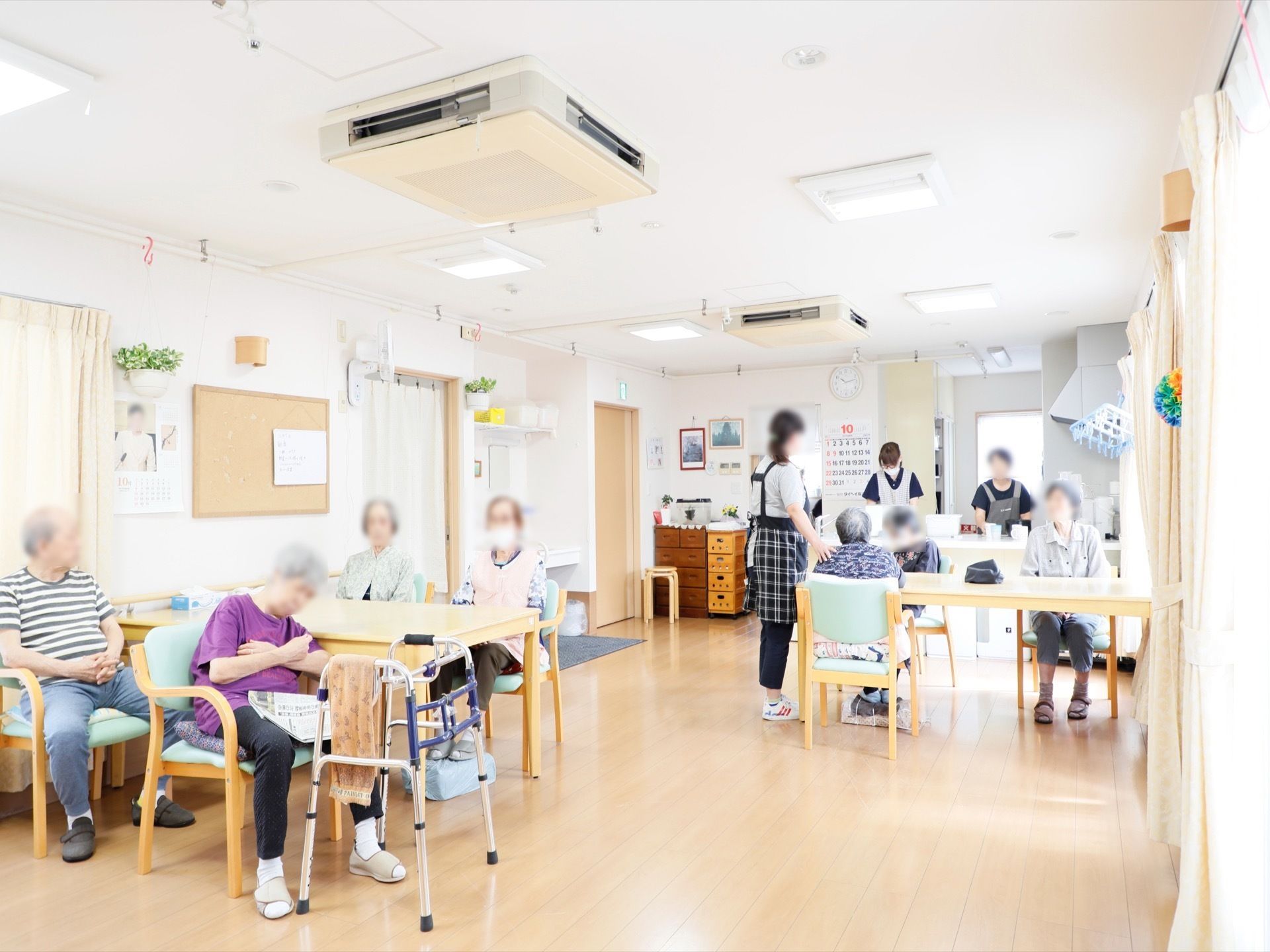 フローリングで出来た大きめの空間に食堂が用意されている。椅子テーブルが複数並べられ、まとまって食事をする事が可能。