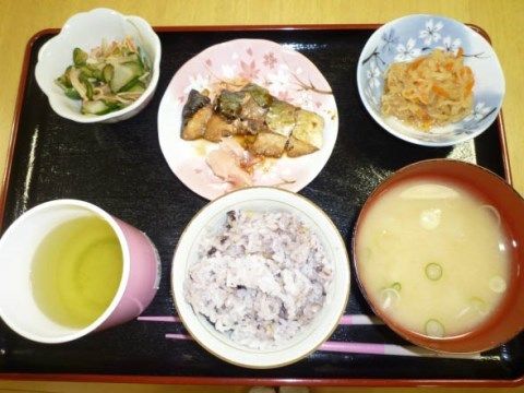 切り干し大根や魚の煮物、雑穀米のご飯と味噌汁が配置された一人分の食事
