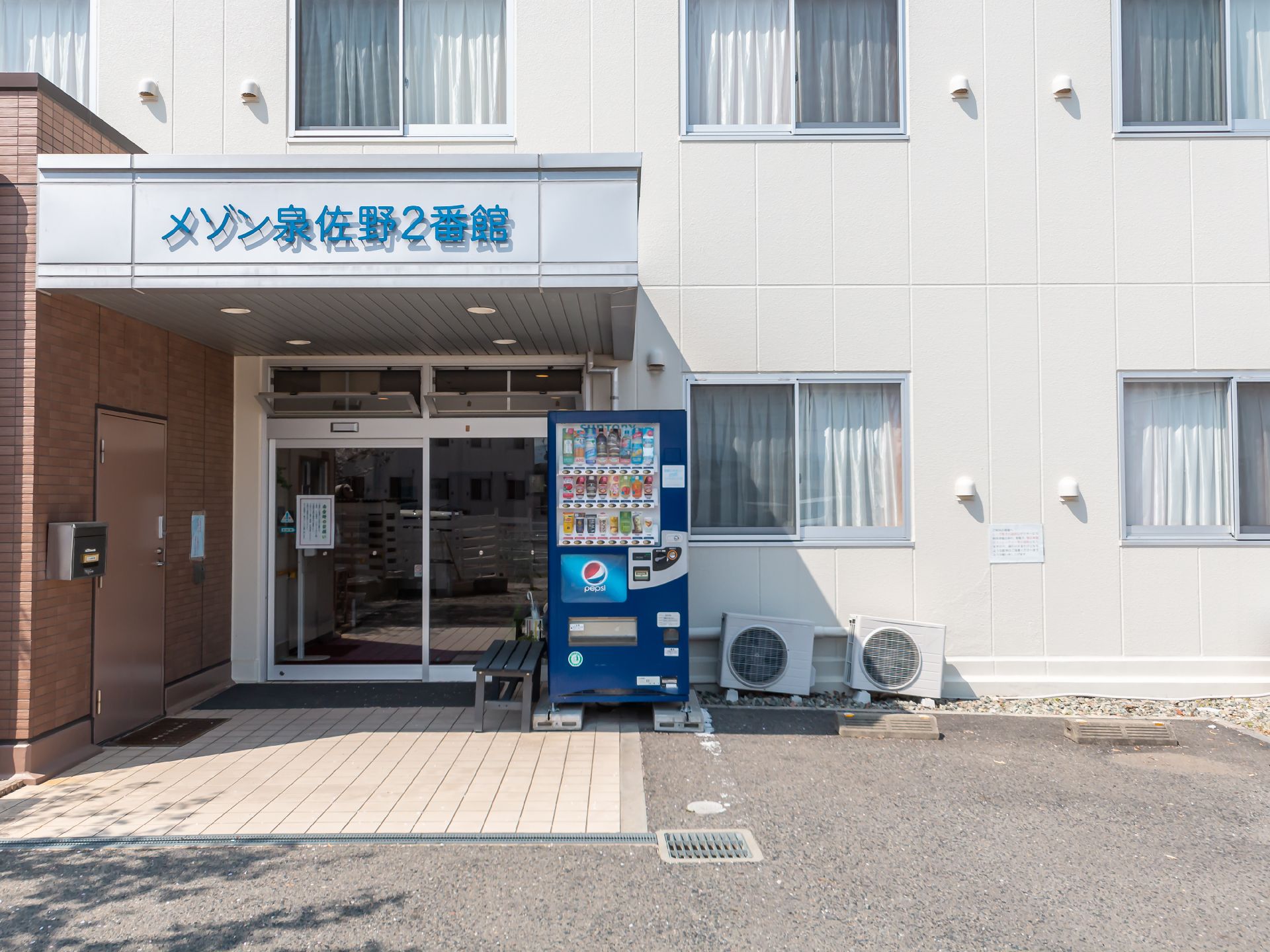 屋根が設置された玄関