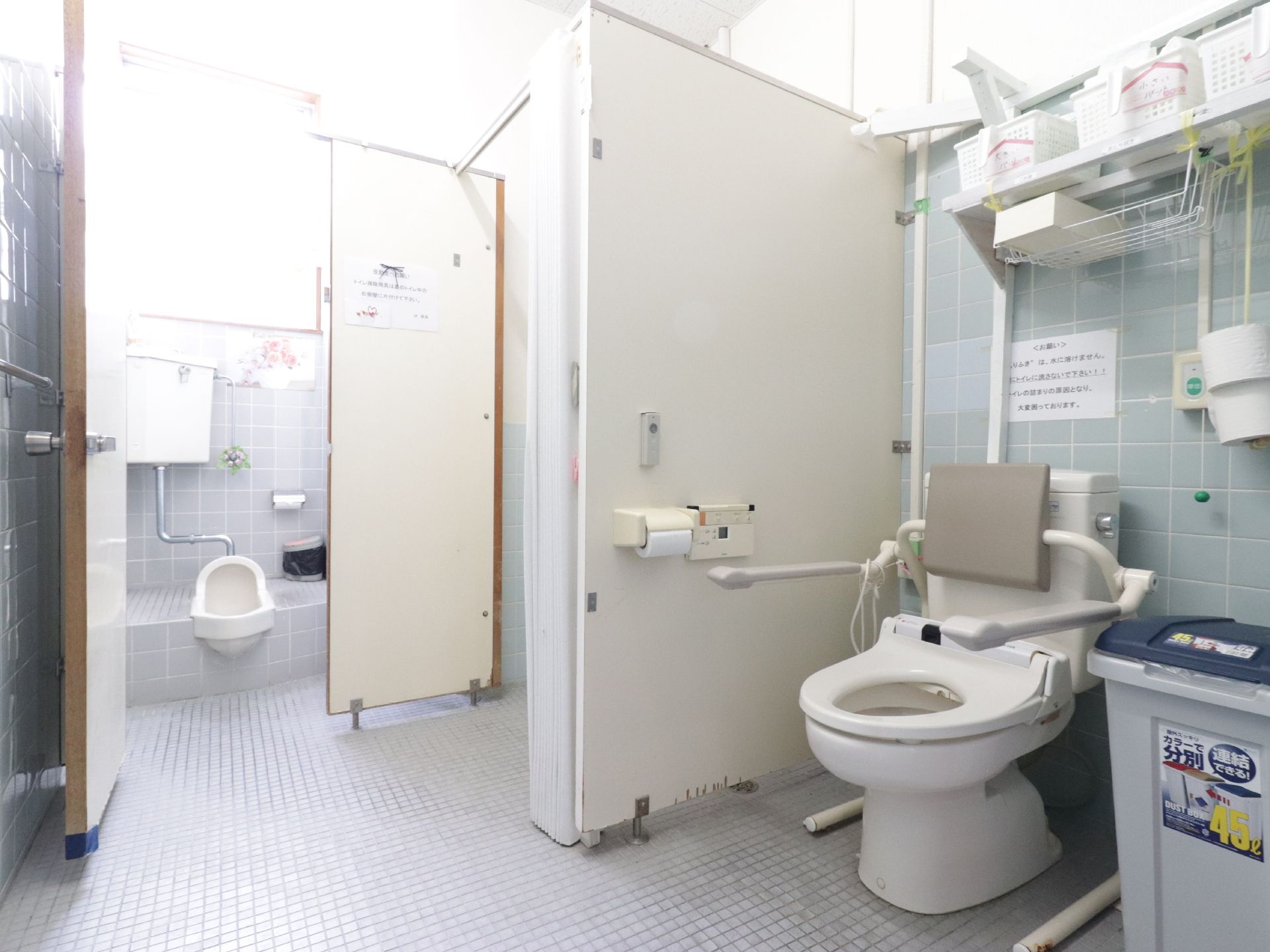入居者様の安全に配慮しトイレの壁には呼び出しボタンや複数の手すりが備え付けられている。ゆとりあるスペースとなっている。