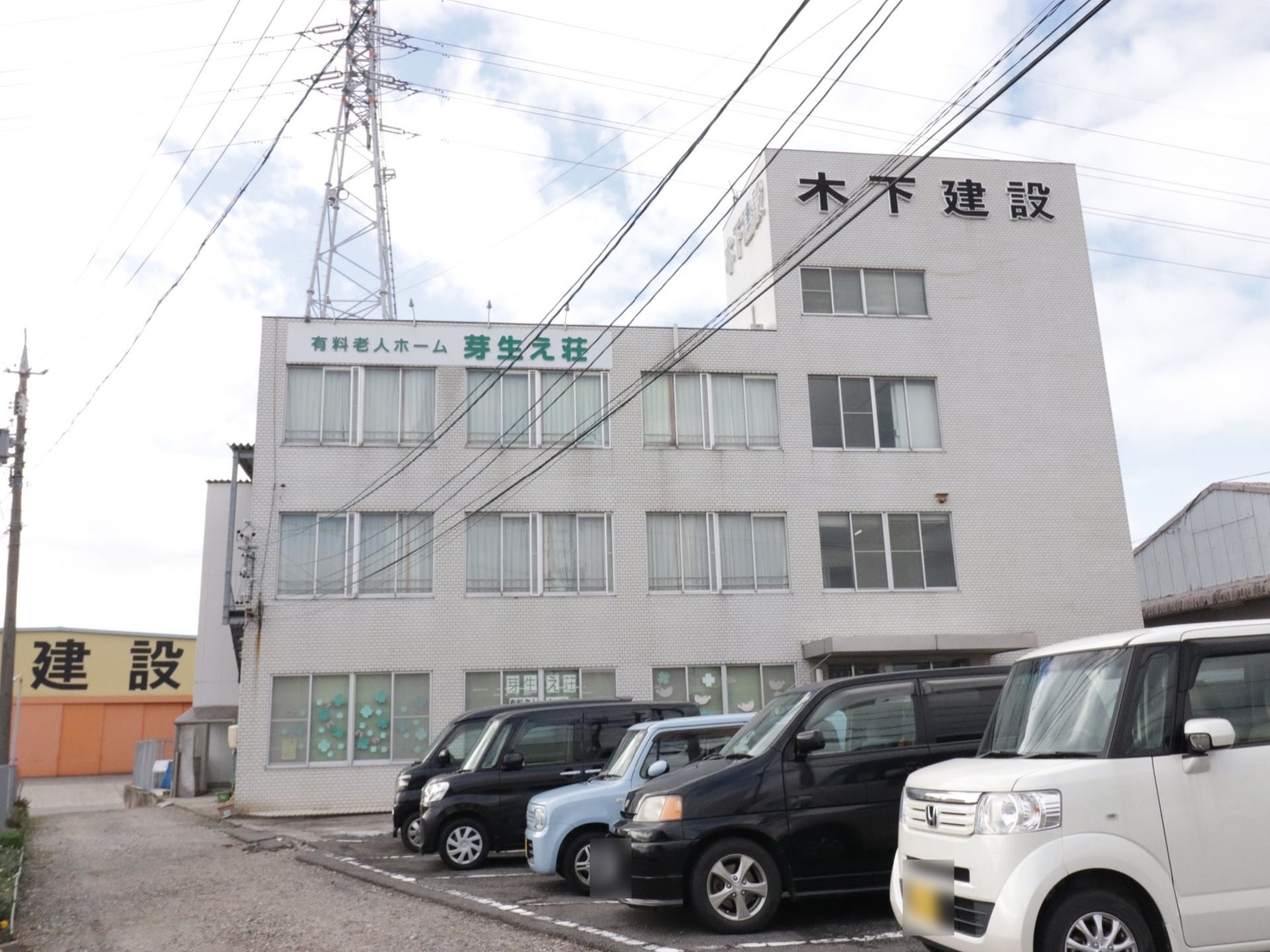 白を基調とした建物で、２、３階に施設は位置している。施設手前には駐車スペースを設けているので便利である。