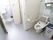 広々とした清潔感のあるトイレになっている。温水洗浄便座になっており、操作ボタンが壁にあるので便利である。