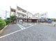 静かな住宅街の介護施設外観