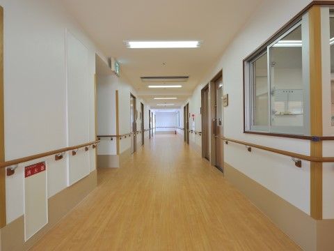 手すりが廊下の端まで設置されており、歩行を助ける。廊下は突き出た柱などがなく、また消火設備も壁面収納式なので通行の邪魔をしない。