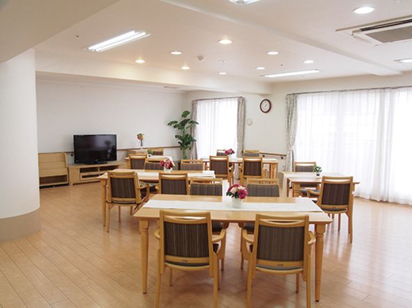 ダイニングの椅子は立ち上がりに便利な肘置き付きである。フロアの隅に手洗い場が設けてあり、食事の前後や歯磨きなどで使っていただける。