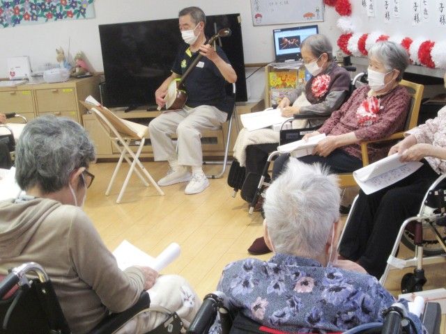 高さのある収納とベッド、ソファや引き出しのある、床が茶色い個室