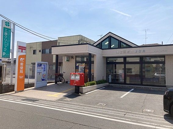 警察署は街の中にあり、緊急出動だけでなく住民の方から出向く必要がある時も訪問しやすい。周囲に駐車場を設けており、車での訪問に便利である。