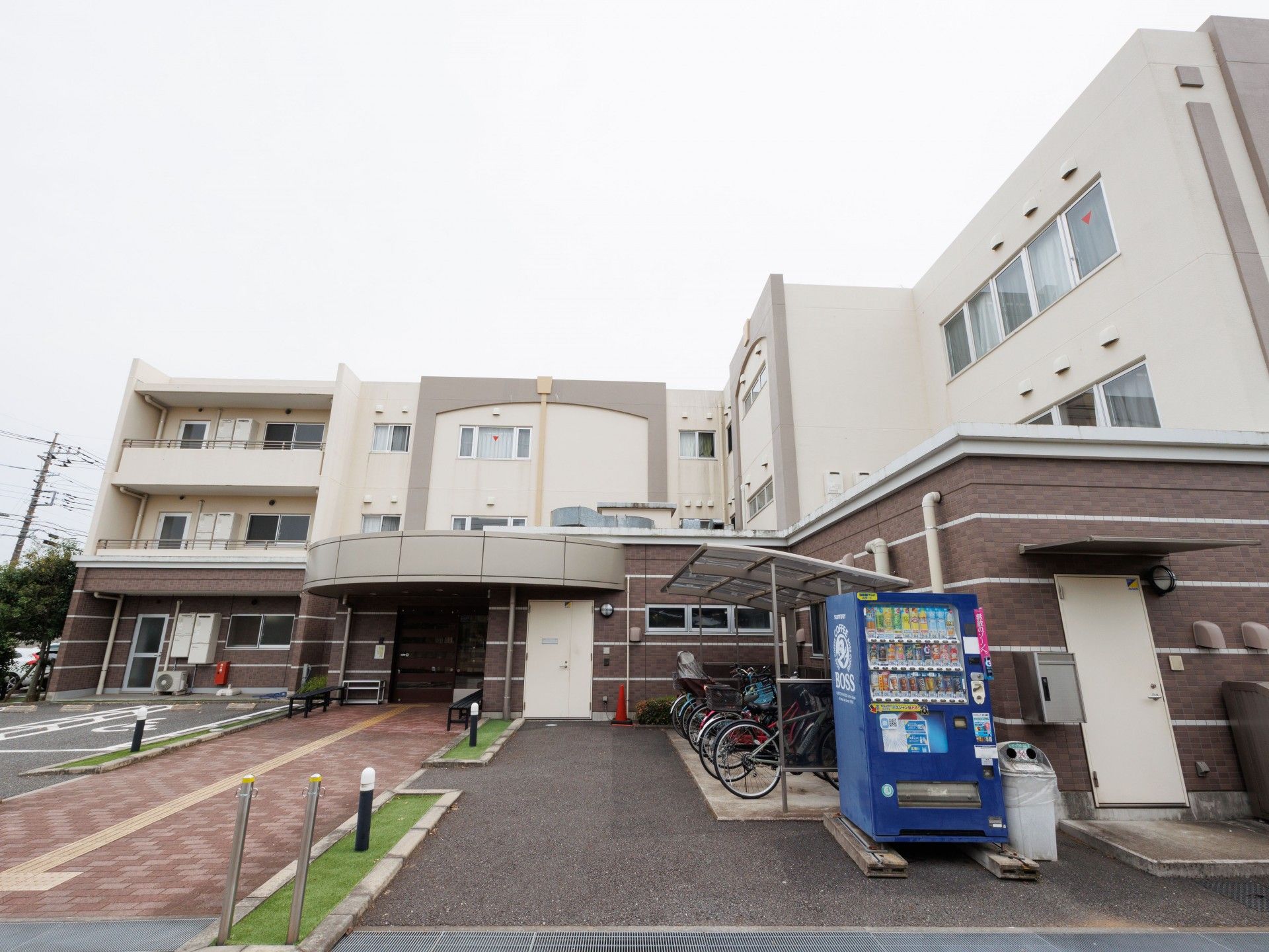 3階建ての介護付き有料老人ホームの外観