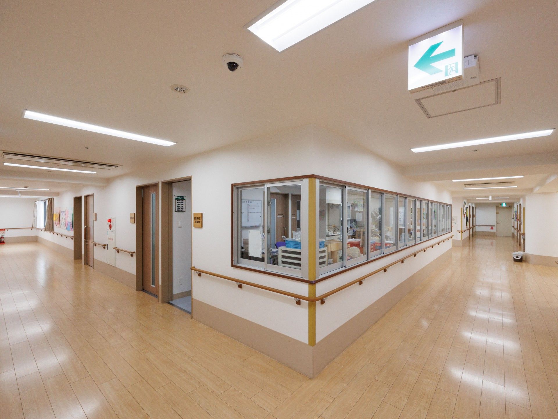 手すりが設置された廊下