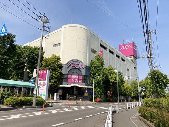 周囲に木が植えられ、単調な印象になりがちな店舗建物を飾っている。入口近くにポストが設置されており、買い物のついでに郵便物を出すこともできる。