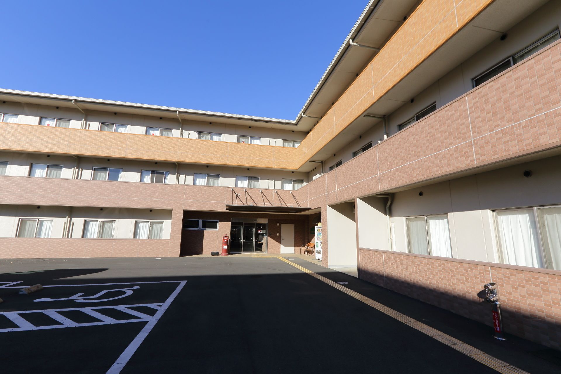 全室個室の３階建ての施設