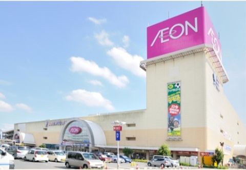 ベージュ系の外壁で、建物の一番高いところに店舗名が大きく掲げられている。お店の前には駐車場が完備されており、車がたくさん停まっている。