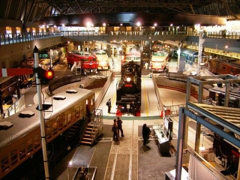 中心に黒い鉄道車両が置かれ、そのまわりにもさまざまな車両が展示されている。車両の入口には階段が設置され、中に入れるようになっている。