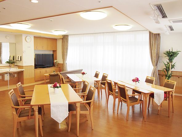 「みんなの家・大宮櫛引」のリビング。シックな住空間。