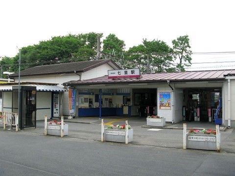 駅の前には小さな花壇が数か所備えられており、花が植えられている。道路に近い場所に、公衆電話ボックスが設置されている。
