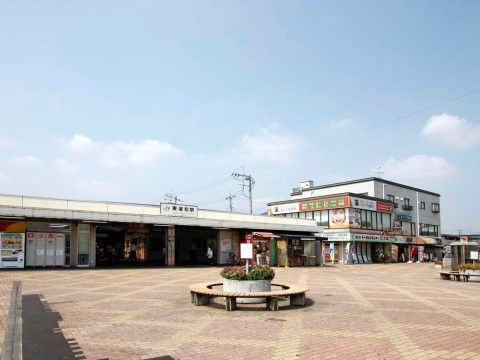 駅の入口は大きく開かれており、階段などがなく通行に便利である。また駅前には大きな広場があり、散歩やイベントなどに適している。