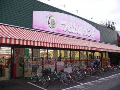 小規模な店構えで買い回りがしやすい。店の前に並べられた特売品や多くの自転車が停められた駐輪場などで、賑やかな雰囲気がある。