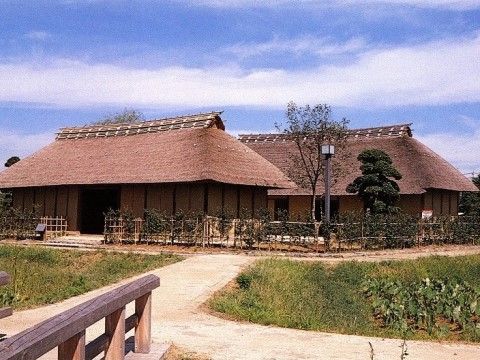 橋の向こうに、昔懐かしい茅葺き屋根の家が並んでいる。周囲の道はきれいに整地されており、歩きやすくなっている。