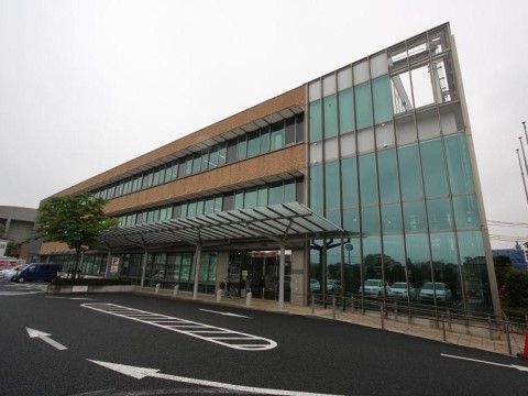 エントランスには雨の日でも安心な長い雨よけひさしがある。入口正面はロータリーになっており、送迎にも便利である。