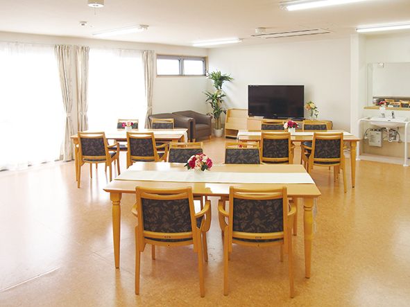 ４人掛けのテーブル３つと、テレビやソファも置かれた食堂