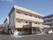 白色とオレンジ色の壁の３階建ての建物である。１階の入り口は自動扉になっていて、大きなひさしが取り付けられている。