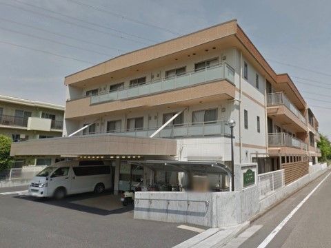 ３階建てで、各居室にベランダがついている。敷地内はアスファルトで舗装されているので、車椅子をご利用の方も通行しやすい。