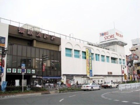 当施設は電車でのアクセスがしやすい好立地である。最寄り駅内はショッピング街になっているので、買い物をすることもできる。