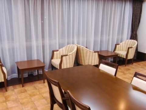 シックなテーブルとソファを置いたリビング。