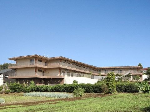 自然豊かな周辺環境と、落ち着いたデザインの施設外観。