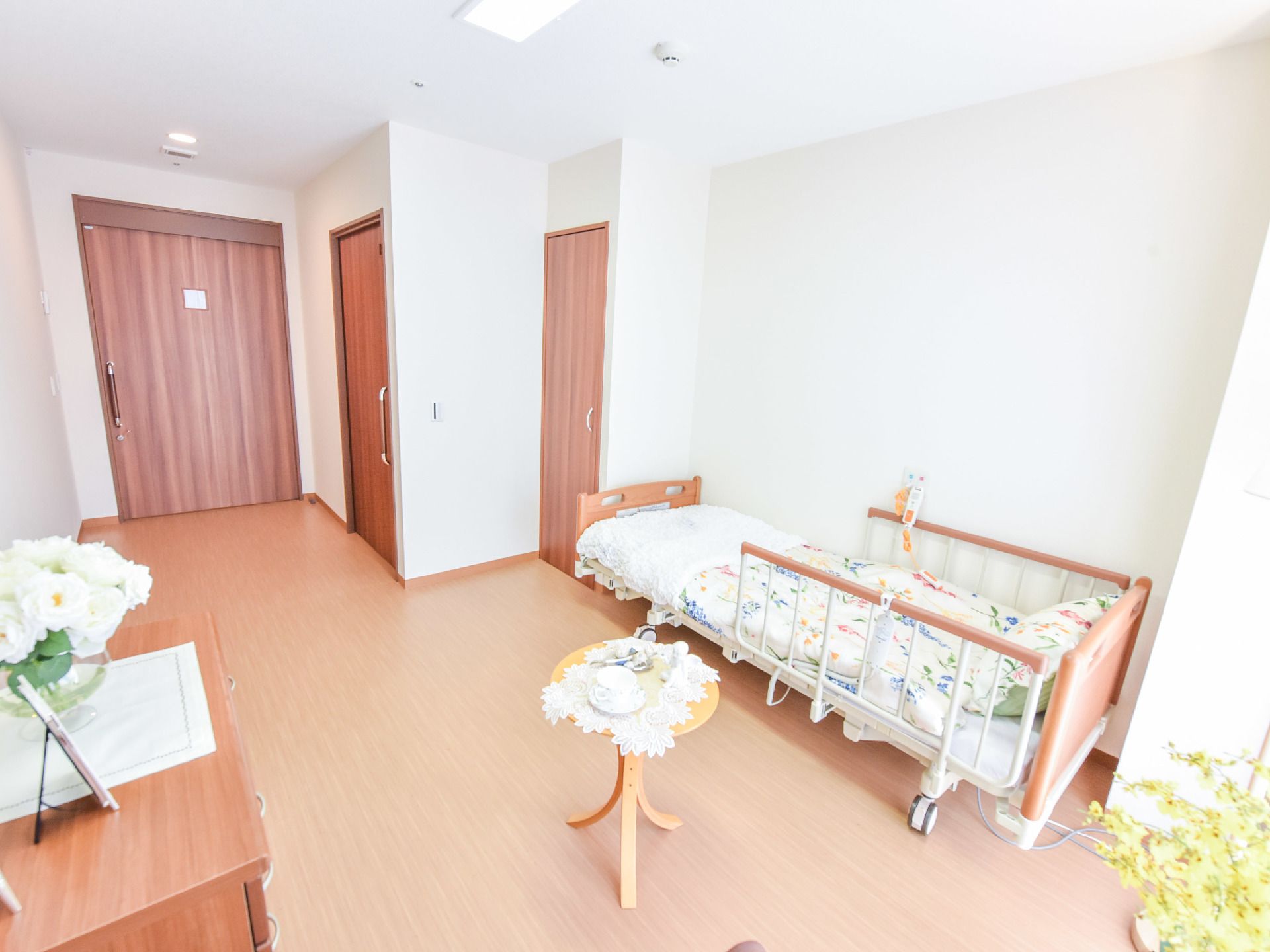 お部屋は、広く取られており、段差はない。クローゼット、トイレが付いている。部屋の戸は引き戸になっている。