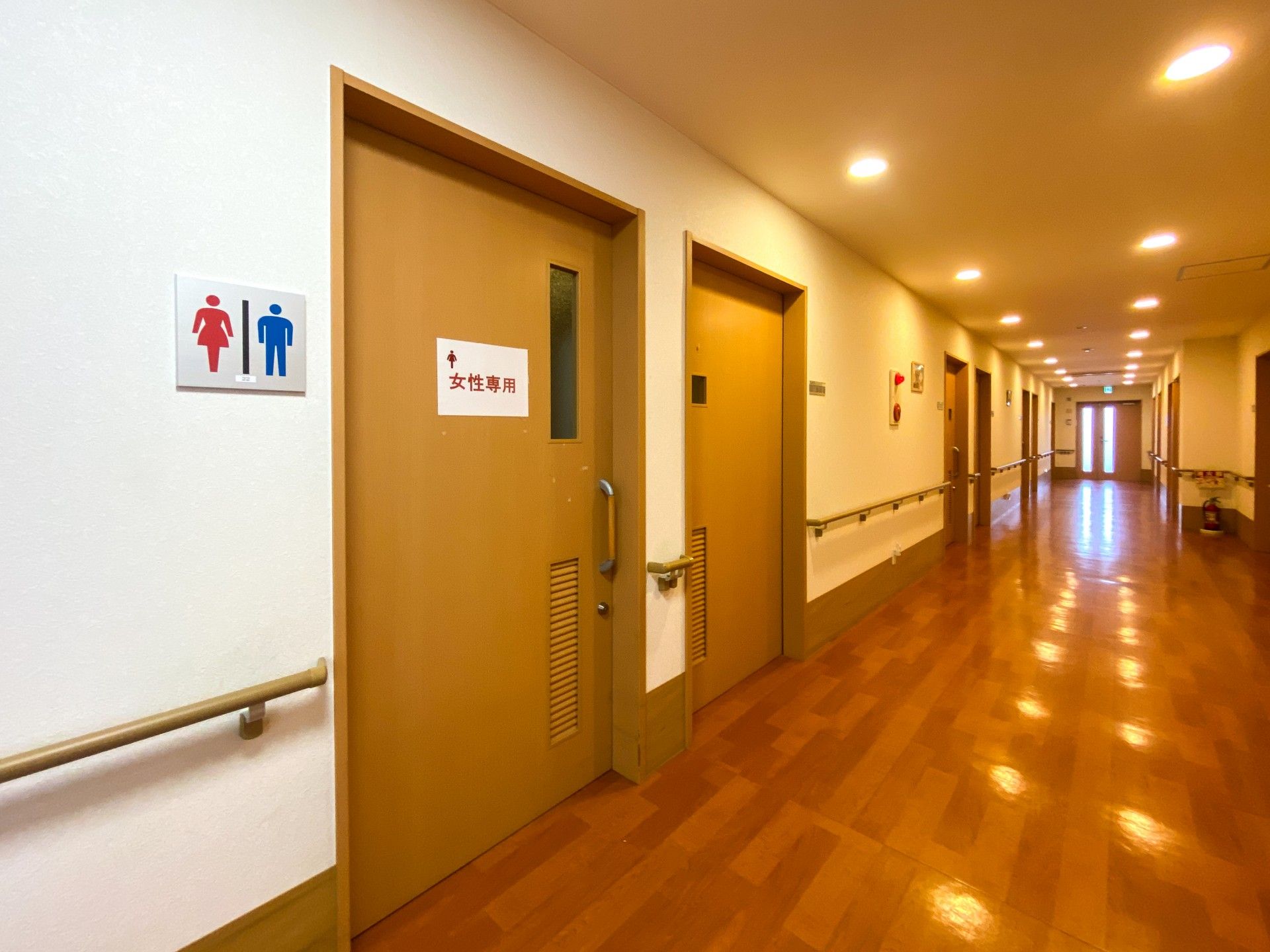 手すりが設置されている廊下