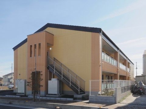 住宅街に立地する落ち着いた色合いの構造になっている。隣に駐車場があり、外出や来客の際に自動車を利用するのに便利である。