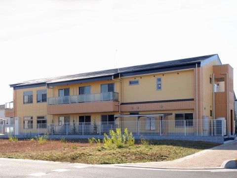 窓がついており、ベランダも備えられている。緑に囲まれた静かな住宅街に立地しているので、ストレスを感じずに過ごすことができる。