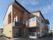 二階建てでベランダが付いた大きな施設になっている。窓からは街の景色を眺めることができ、住宅街にも馴染むよう落ち着いた色合いが使用されている。